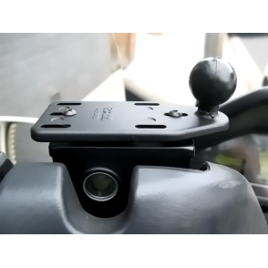 Uchwyt montowany na pokrywę zbiornika płynu hamulcowego w motocyklu 2