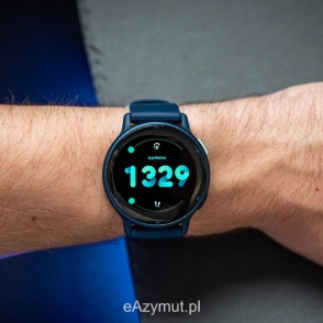 Vivoactive 5 Metaliczny aluminiowy bezel w kolorze Navy z kopertą w kolorze Navy i silikonowym paskiem 2