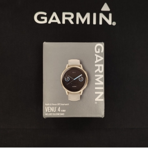 Venu 4 41 mm Lunar gold z paskiem silikonowym w kolorze Bone oraz paskiem skórzanym w kolorze Light Sand