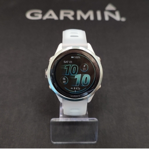 Forerunner 570 42 mm Aluminiowy w kolorze Cloud Blue z półprzezroczystym paskiem w kolorze Whitestone/Cloud Blue