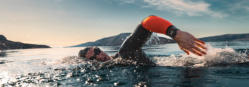Fenix 8 na ręce pływaka open water