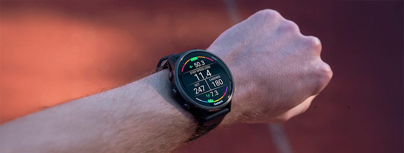 Garmin Forerunner 970 na nadgarstku