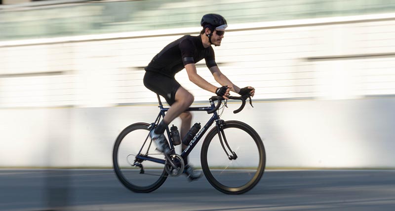 Zawodowiec rowerzysta w trakcie sezonu rowerowego